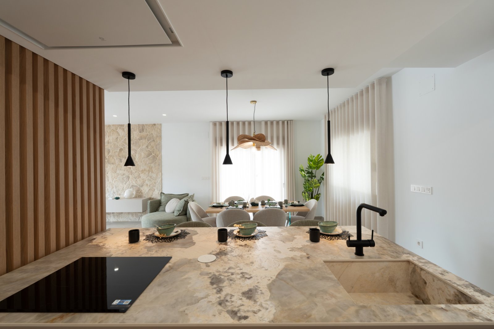  Diese Villa befindet sich in der prestigeträchtigen Gegend von Orihuela Costa und bietet ein außergewöhnliches Wohnerlebnis. Mit nur 1 km Entfernung 