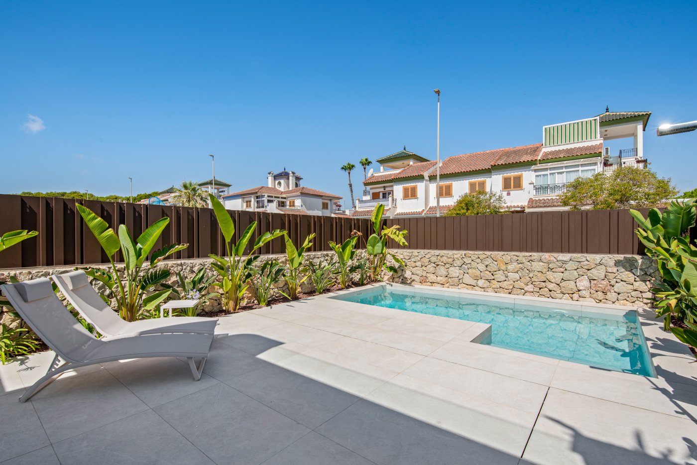  Im charmanten Ort Pilar de la Horadada gelegen, bietet dieses Ensemble freistehender Chalets eine einzigartige Gelegenheit, das Leben an der Costa Bl