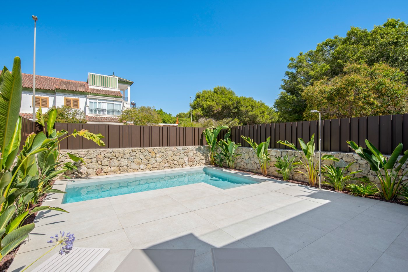  Im charmanten Ort Pilar de la Horadada gelegen, bietet dieses Ensemble freistehender Chalets eine einzigartige Gelegenheit, das Leben an der Costa Bl