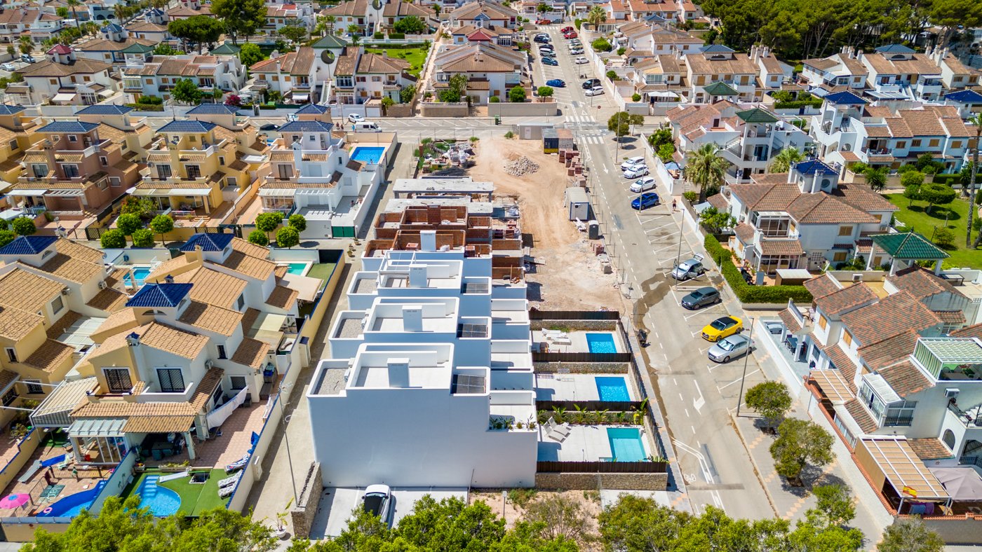  Im charmanten Ort Pilar de la Horadada gelegen, bietet dieses Ensemble freistehender Chalets eine einzigartige Gelegenheit, das Leben an der Costa Bl