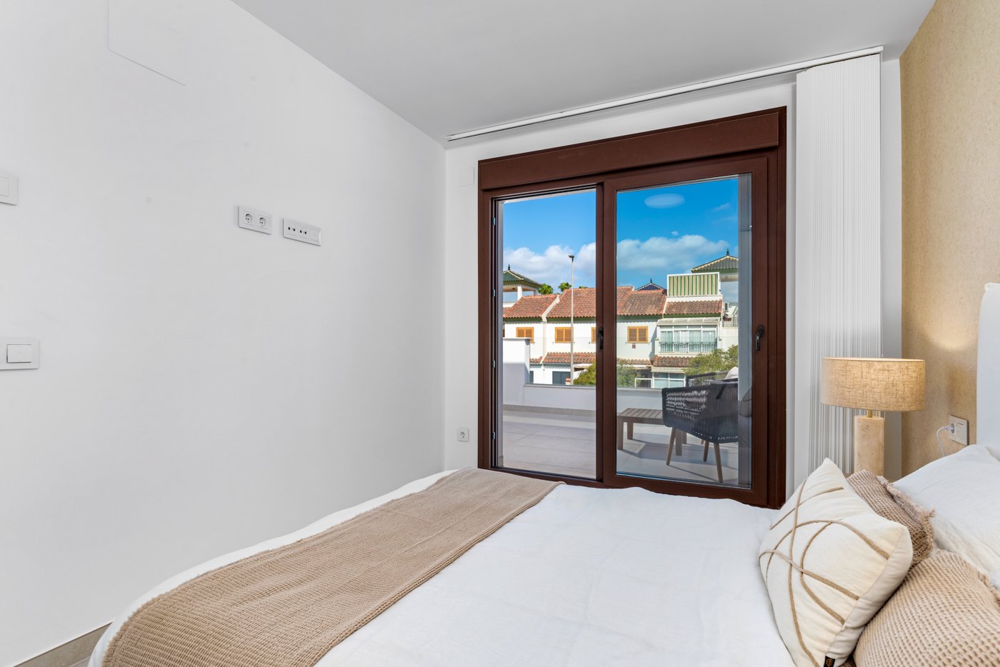  Im charmanten Ort Pilar de la Horadada gelegen, bietet dieses Ensemble freistehender Chalets eine einzigartige Gelegenheit, das Leben an der Costa Bl