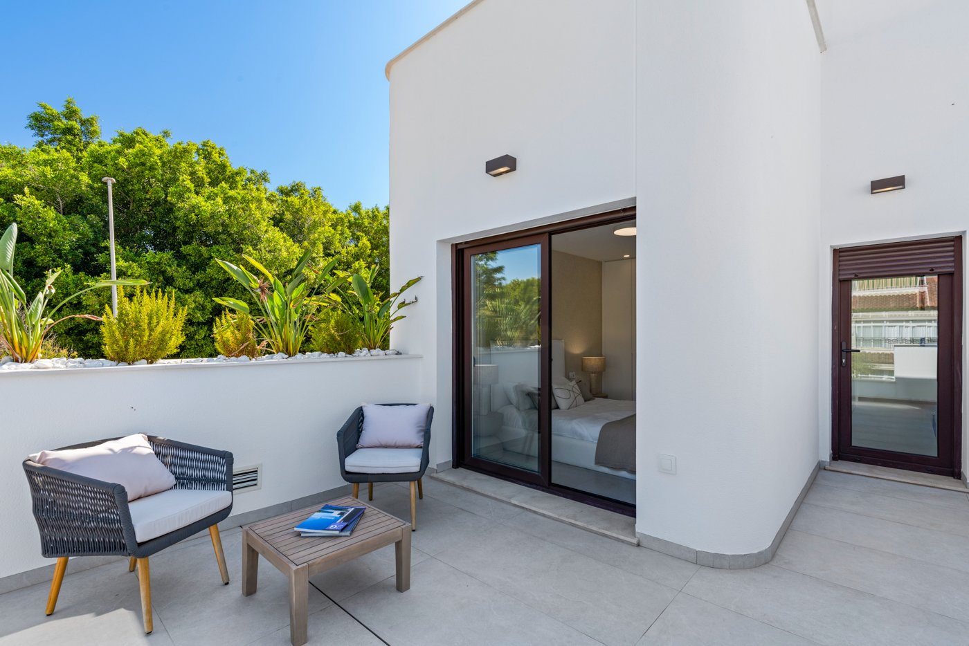  Im charmanten Ort Pilar de la Horadada gelegen, bietet dieses Ensemble freistehender Chalets eine einzigartige Gelegenheit, das Leben an der Costa Bl