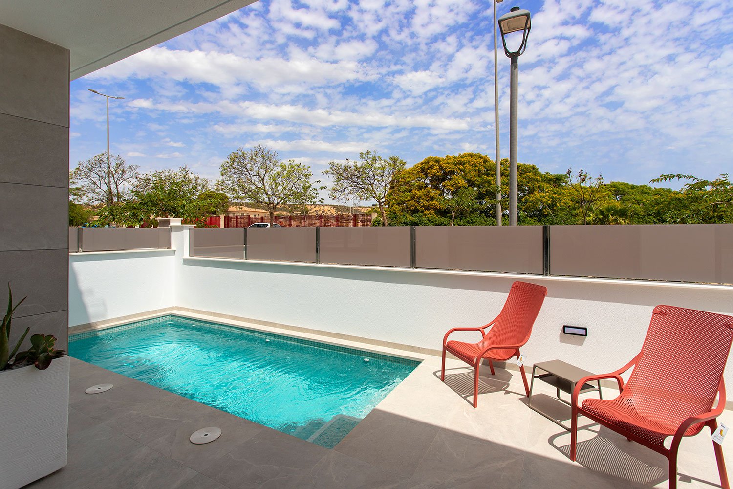 Gelegen im charmanten Ort Sucina, bietet diese exklusive Sammlung von 6 Reihenhäusern eine einzigartige Gelegenheit, eine ruhige und gut angebundene