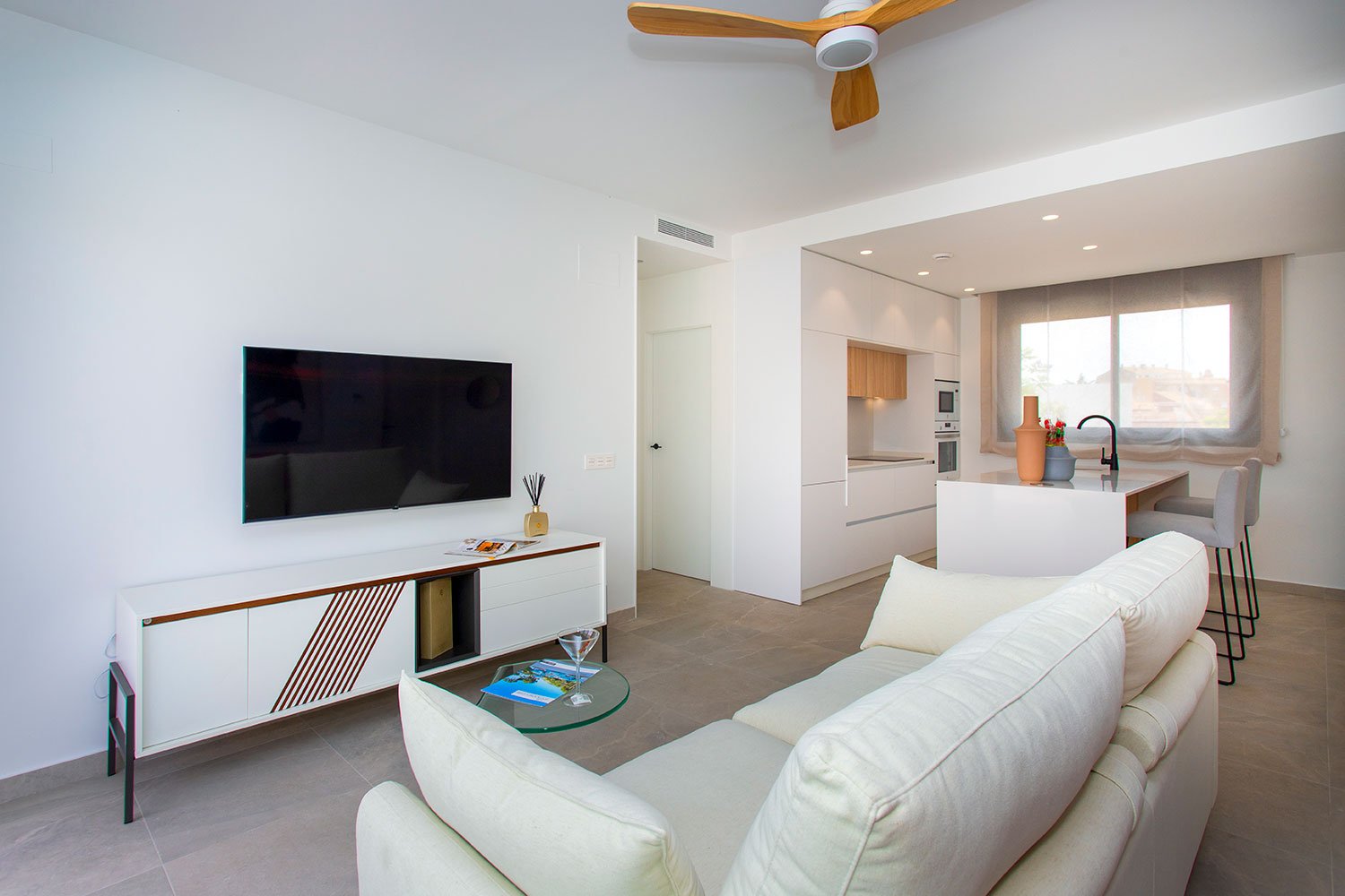 Gelegen im charmanten Ort Sucina, bietet diese exklusive Sammlung von 6 Reihenhäusern eine einzigartige Gelegenheit, eine ruhige und gut angebundene