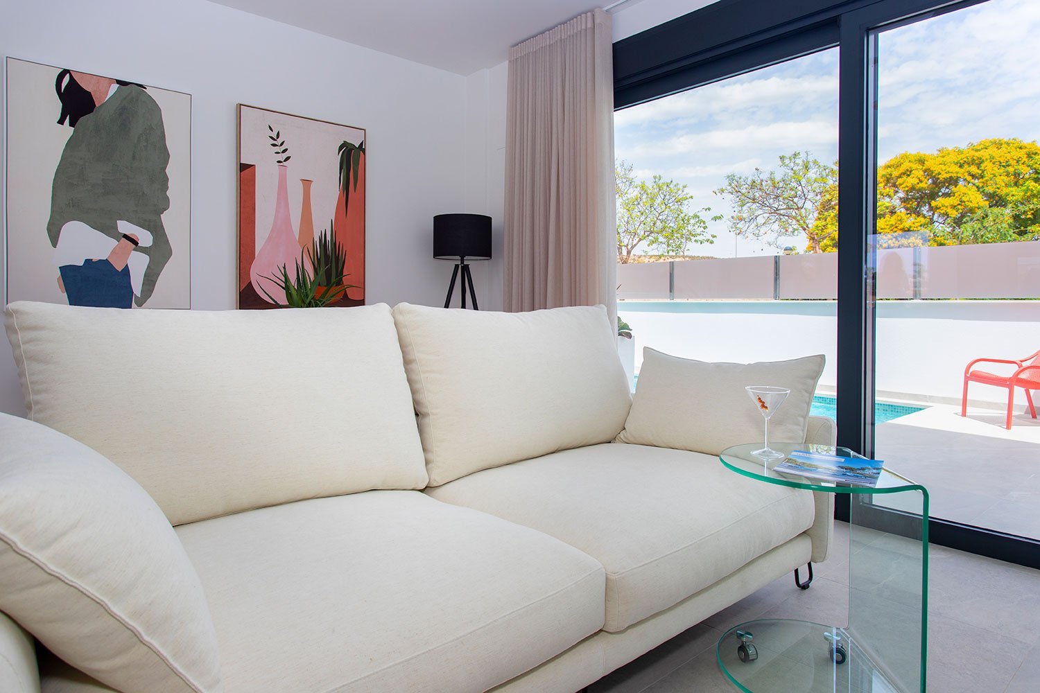 Gelegen im charmanten Ort Sucina, bietet diese exklusive Sammlung von 6 Reihenhäusern eine einzigartige Gelegenheit, eine ruhige und gut angebundene