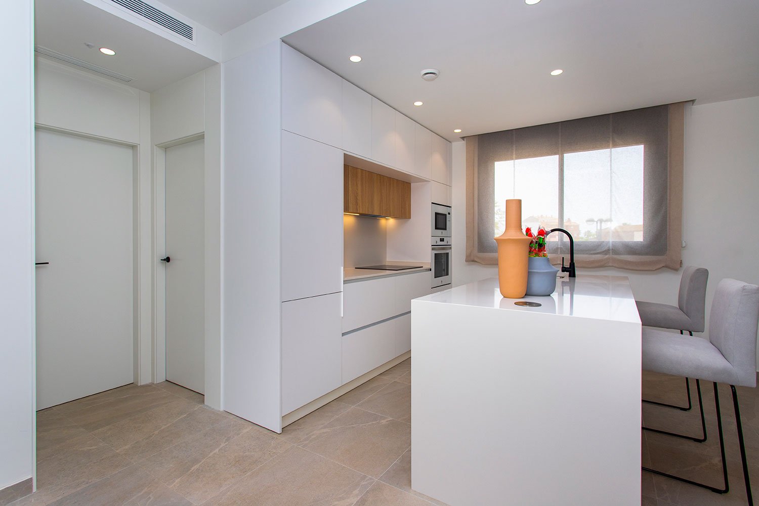 Gelegen im charmanten Ort Sucina, bietet diese exklusive Sammlung von 6 Reihenhäusern eine einzigartige Gelegenheit, eine ruhige und gut angebundene