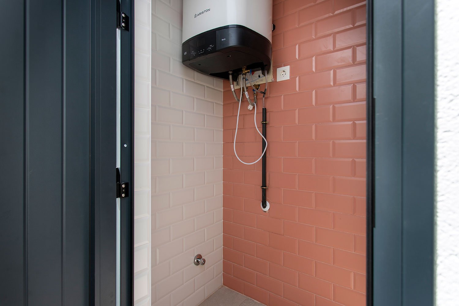 Gelegen im charmanten Ort Sucina, bietet diese exklusive Sammlung von 6 Reihenhäusern eine einzigartige Gelegenheit, eine ruhige und gut angebundene