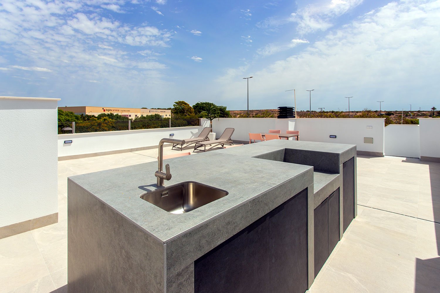 Gelegen im charmanten Ort Sucina, bietet diese exklusive Sammlung von 6 Reihenhäusern eine einzigartige Gelegenheit, eine ruhige und gut angebundene