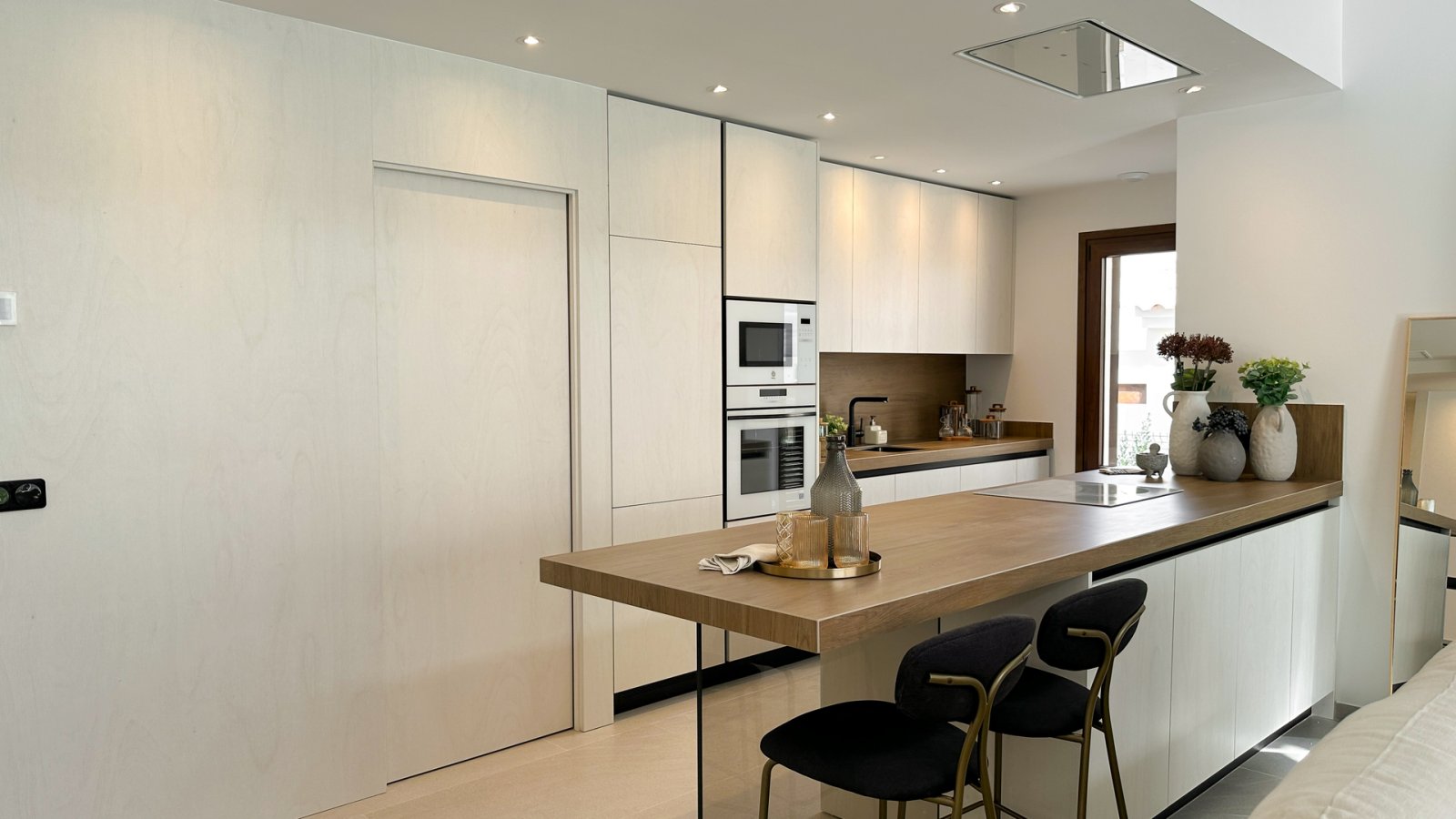  Gelegen in der charmanten Ortschaft Algorfa, bietet diese exklusive Sammlung von 2 Immobilien eine Vielzahl von Typologien, um unterschiedlichen Bedü