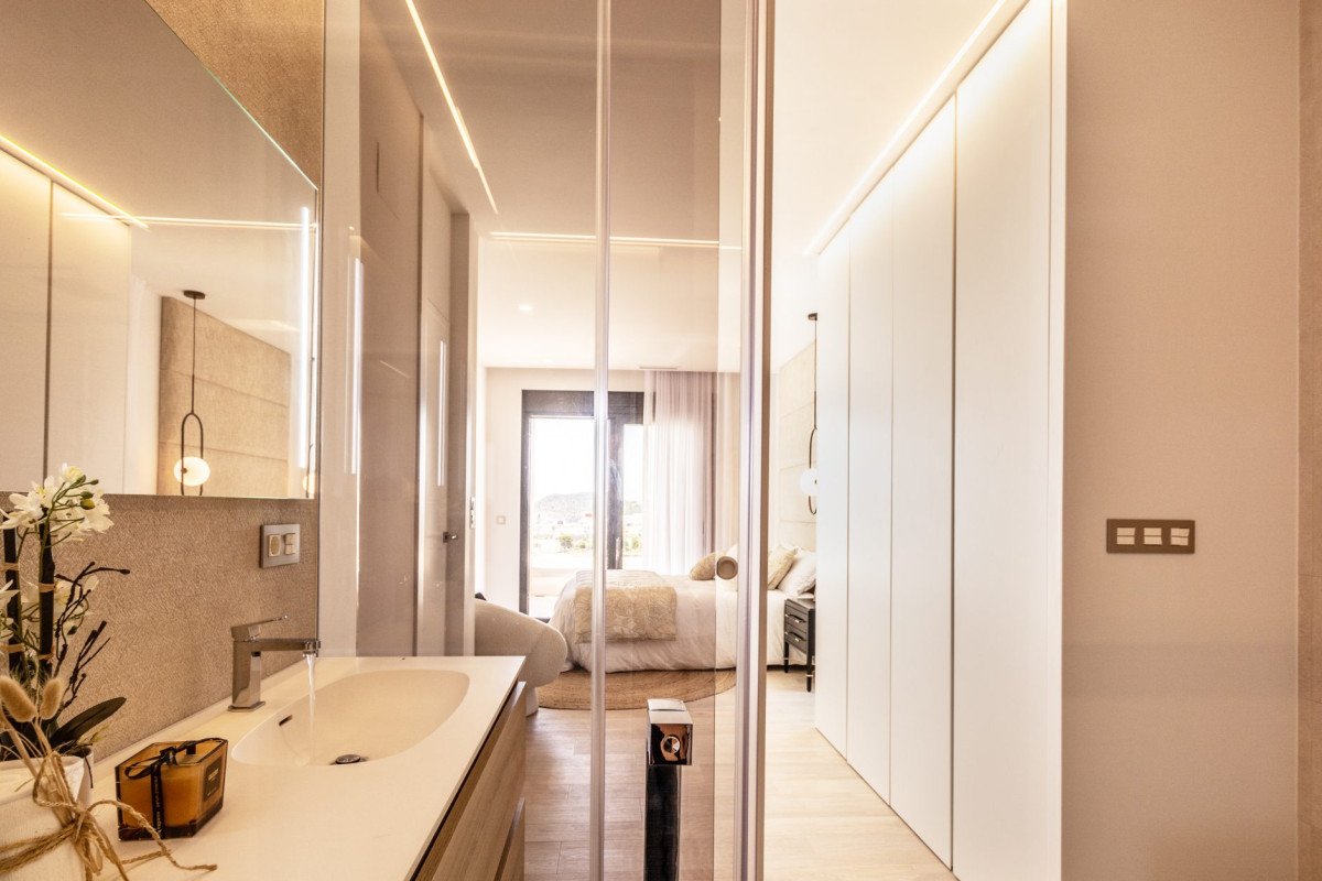  In der exklusiven Gegend von Finestrat gelegen, bietet dieses freistehende Chalet eine privilegierte Umgebung mit beeindruckendem Meerblick. Die Immo