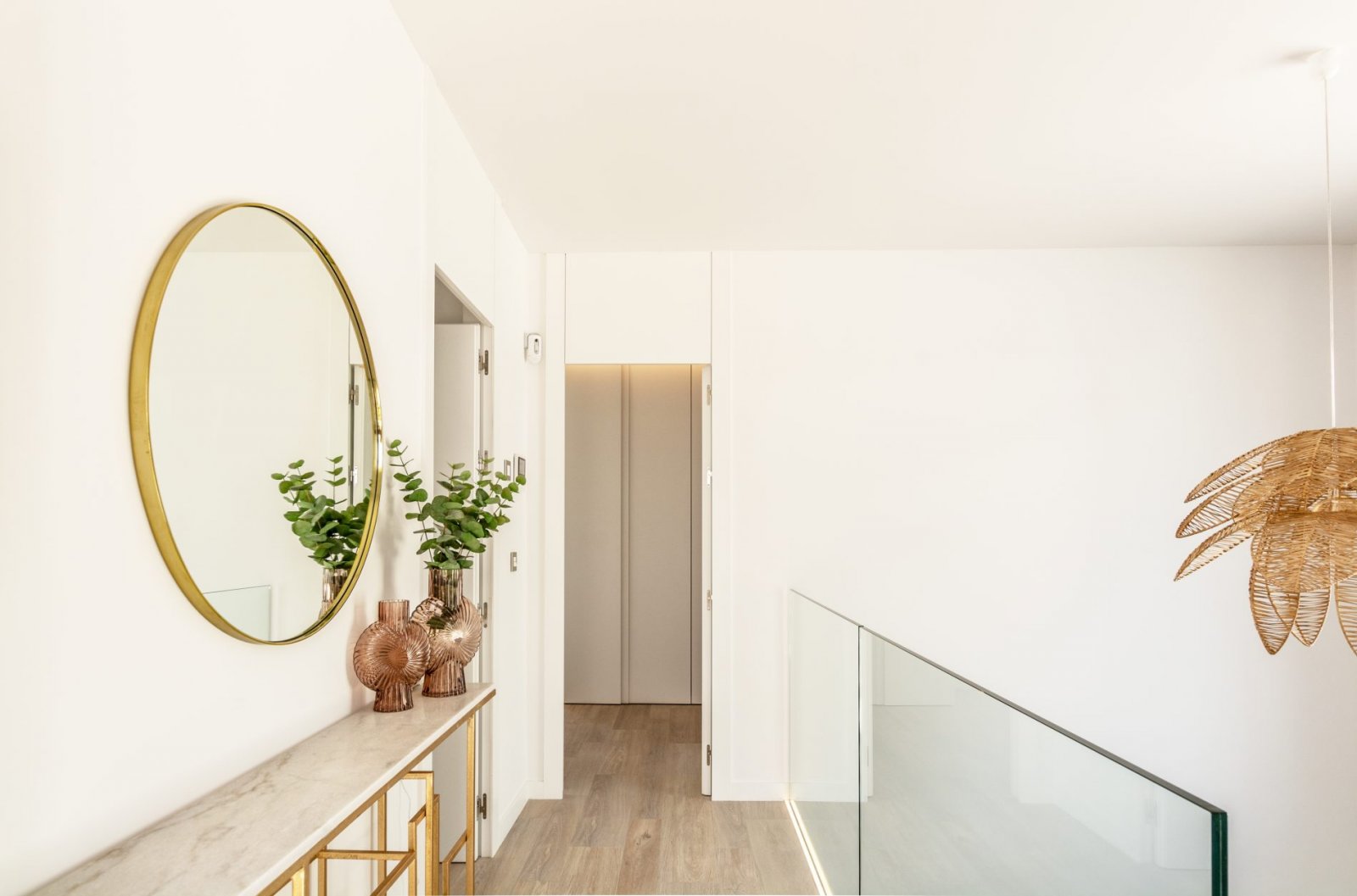  In der exklusiven Gegend von Finestrat gelegen, bietet dieses freistehende Chalet eine privilegierte Umgebung mit beeindruckendem Meerblick. Die Immo