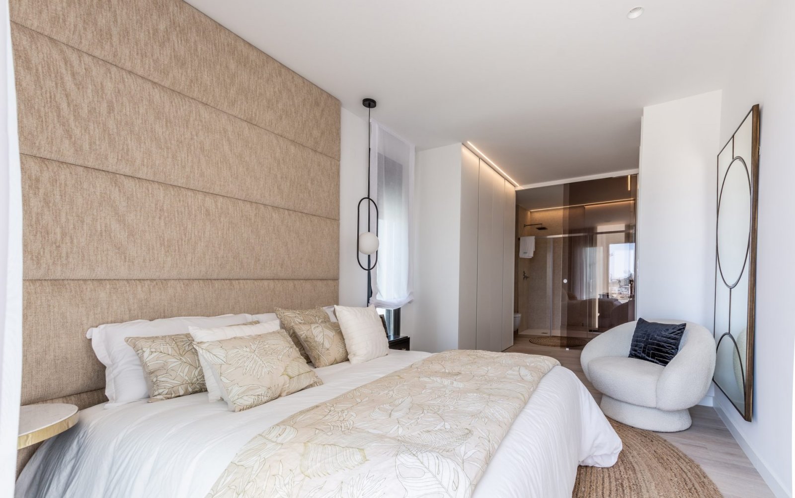  In der exklusiven Gegend von Finestrat gelegen, bietet dieses freistehende Chalet eine privilegierte Umgebung mit beeindruckendem Meerblick. Die Immo