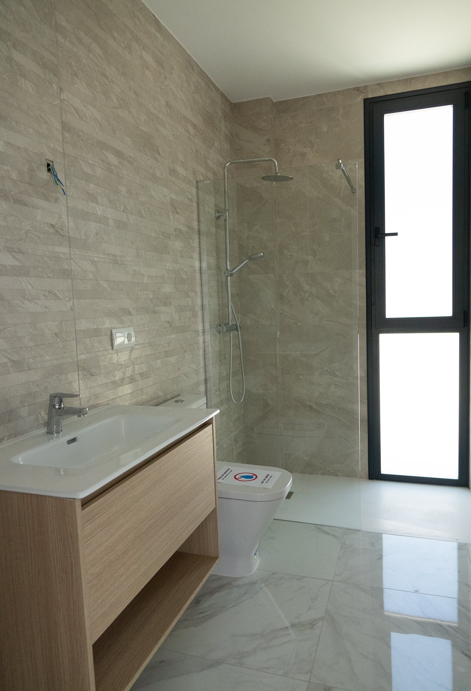 Im charmanten Ort Polop gelegen, bietet dieses freistehende Chalet eine ruhige und einladende Umgebung. Entworfen für diejenigen, die ein Zuhause suc