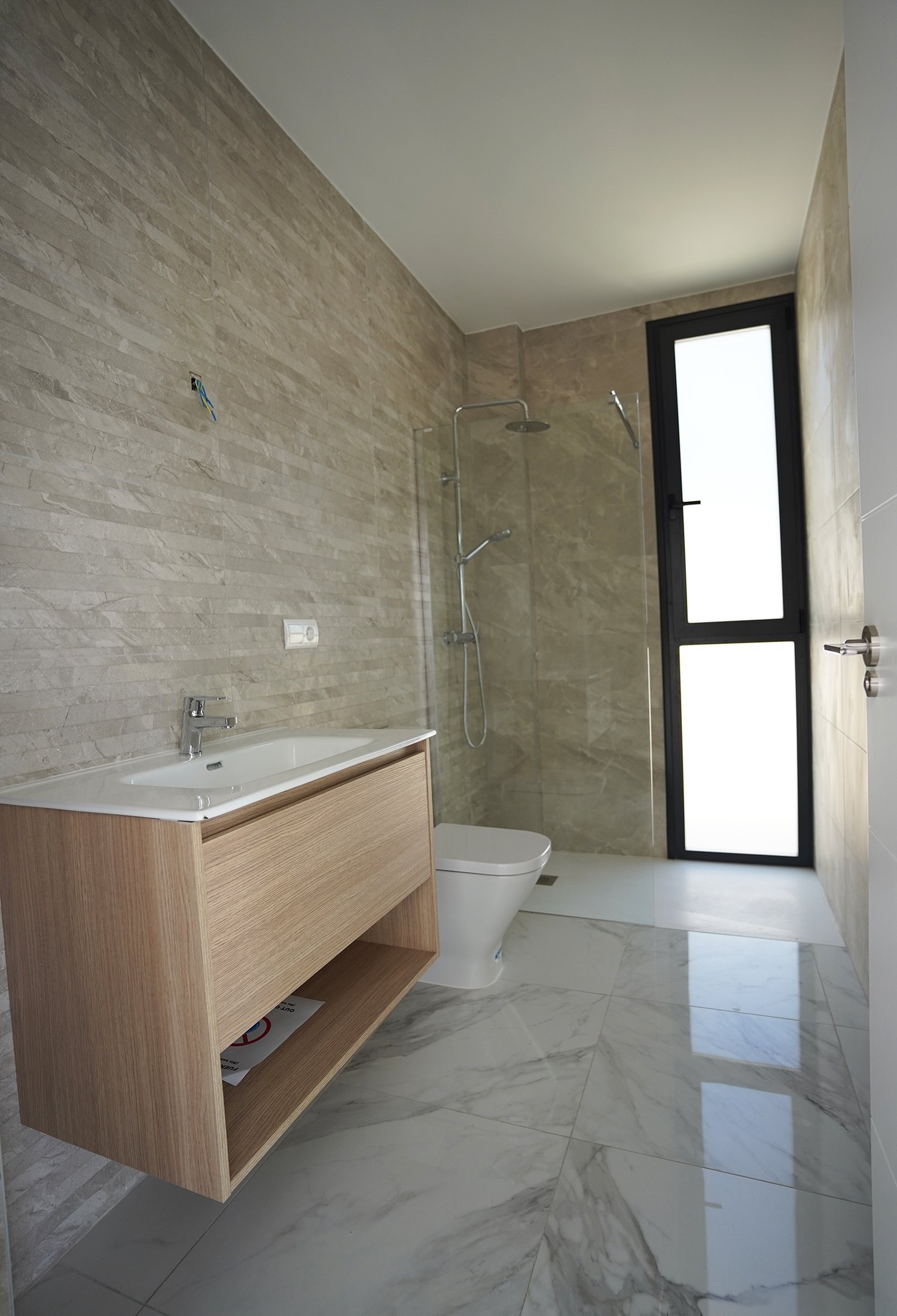 Im charmanten Ort Polop gelegen, bietet dieses freistehende Chalet eine ruhige und einladende Umgebung. Entworfen für diejenigen, die ein Zuhause suc