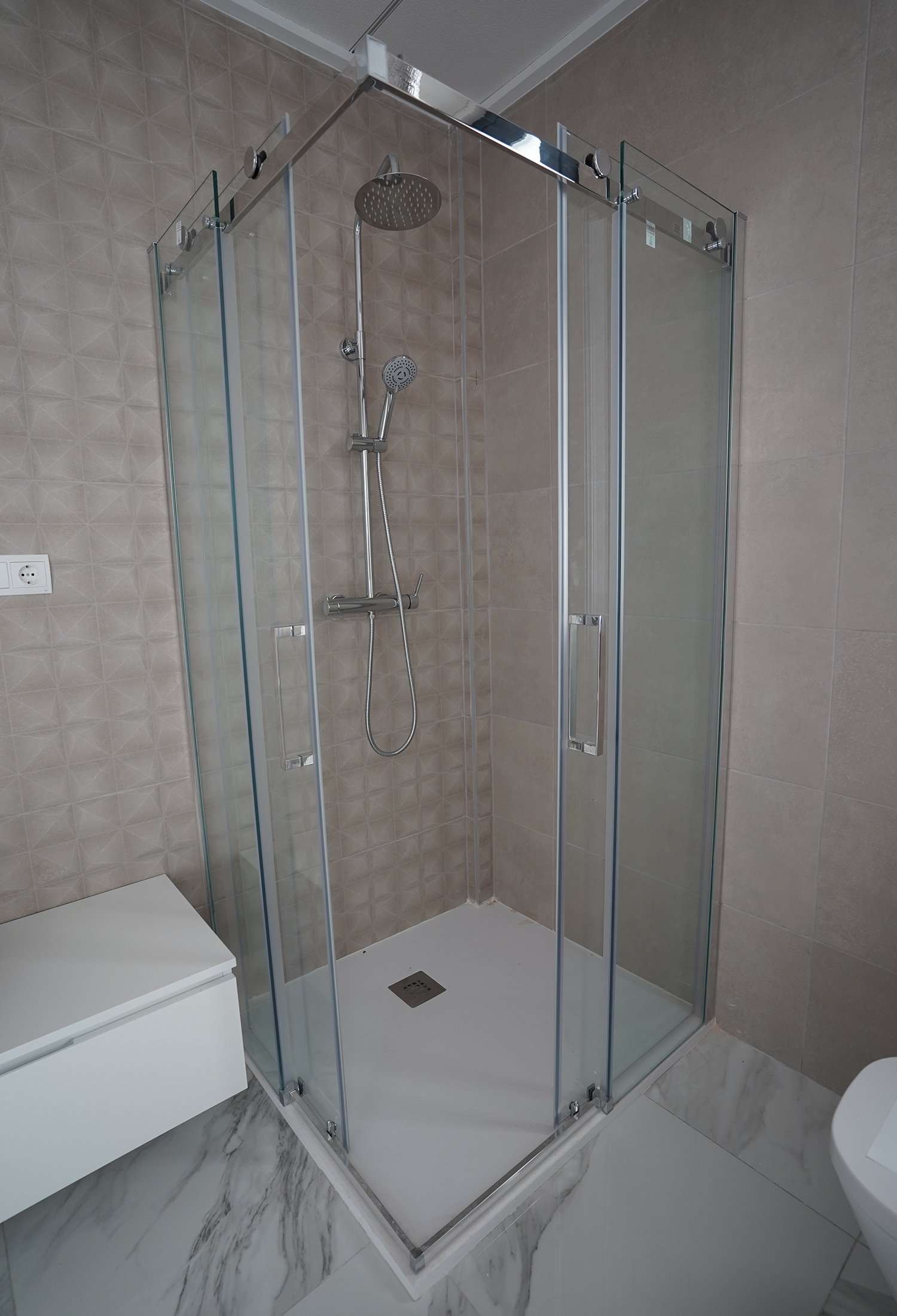 Im charmanten Ort Polop gelegen, bietet dieses freistehende Chalet eine ruhige und einladende Umgebung. Entworfen für diejenigen, die ein Zuhause suc