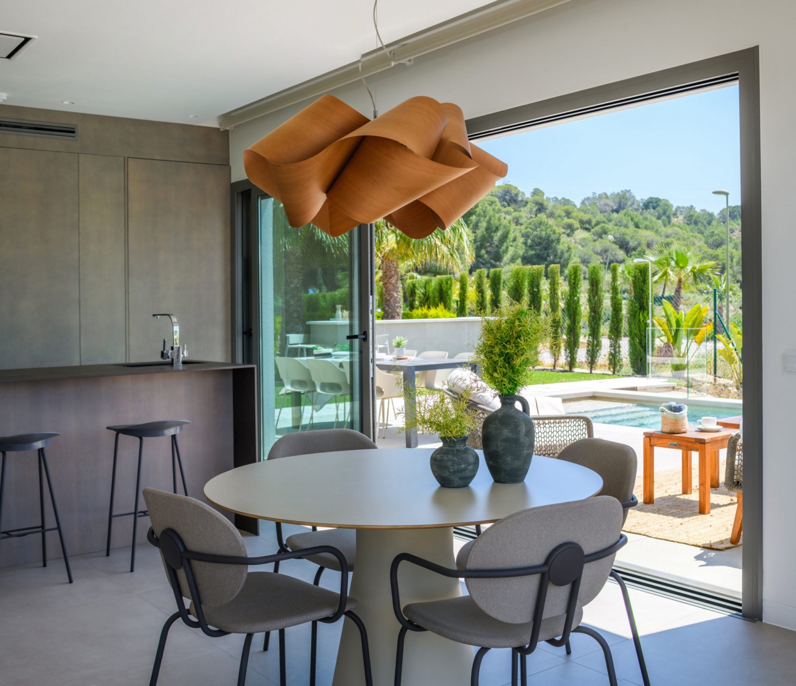  In der exklusiven Gegend von Dehesa de Campoamor gelegen, bietet diese Sammlung von 16 Immobilien eine privilegierte Umgebung für diejenigen, die ein