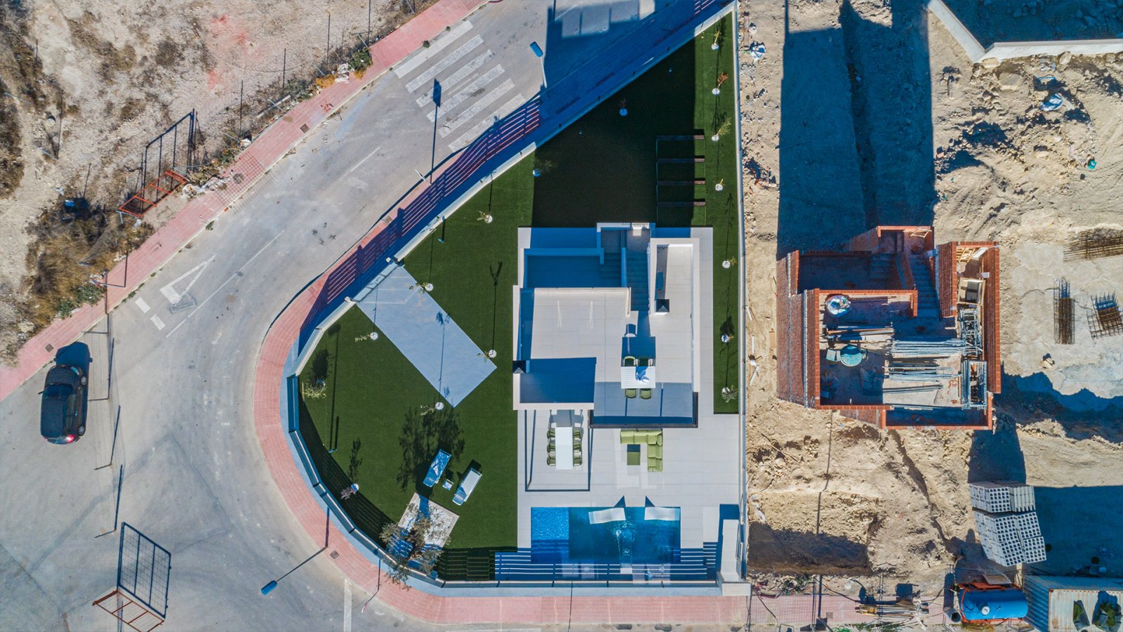  In der charmanten Stadt Mutxamel gelegen, bietet diese Wohnanlage 33 unabhängige Häuser, die für diejenigen entworfen wurden, die einen exklusiven Le