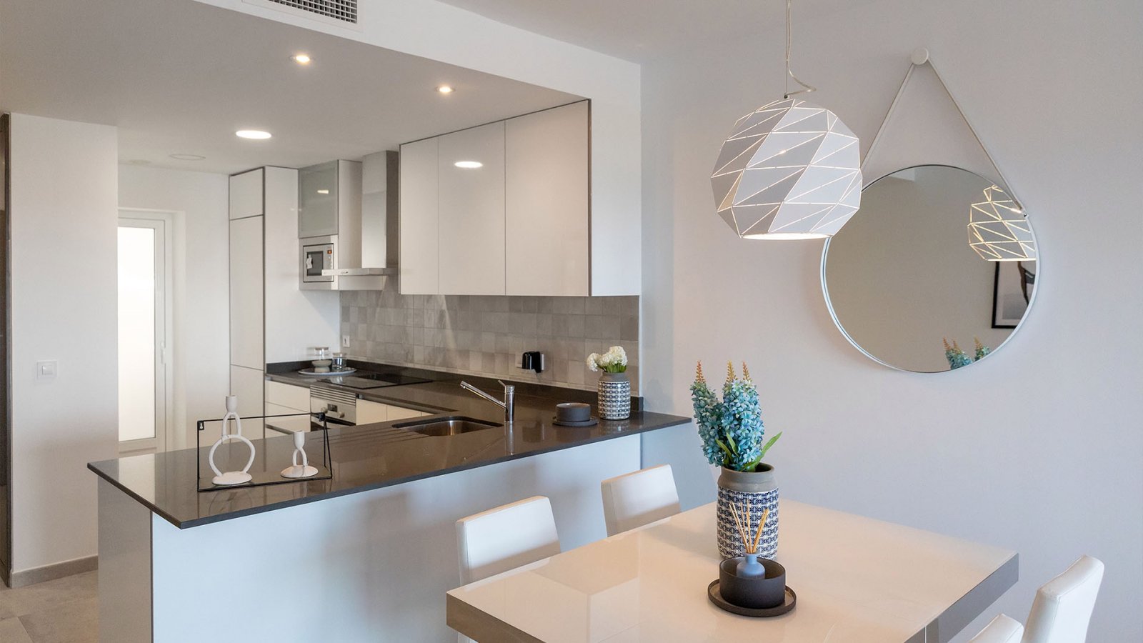  In der charmanten Ortschaft Pozo del Esparto gelegen, bietet dieses exklusive Wohnensemble eine Auswahl an Bungalows, die für den Genuss der Küstenum