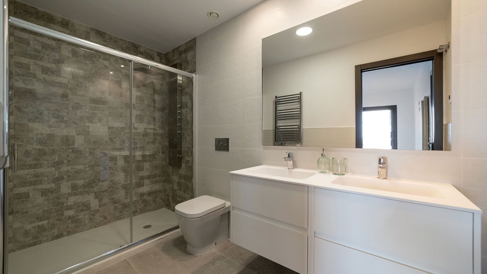  In der charmanten Ortschaft Pozo del Esparto gelegen, bietet dieses exklusive Wohnensemble eine Auswahl an Bungalows, die für den Genuss der Küstenum