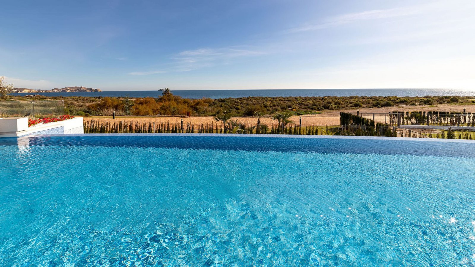  In der charmanten Ortschaft Pozo del Esparto gelegen, bietet dieses exklusive Wohnensemble eine Auswahl an Bungalows, die für den Genuss der Küstenum