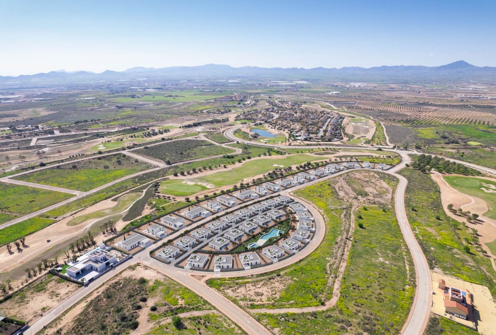 In Fuente Álamo gelegen, bietet dieses exklusive Ensemble von 9 freistehenden Chalets eine ruhige und gut angebundene Umgebung. Die Nähe zum Flughafe
