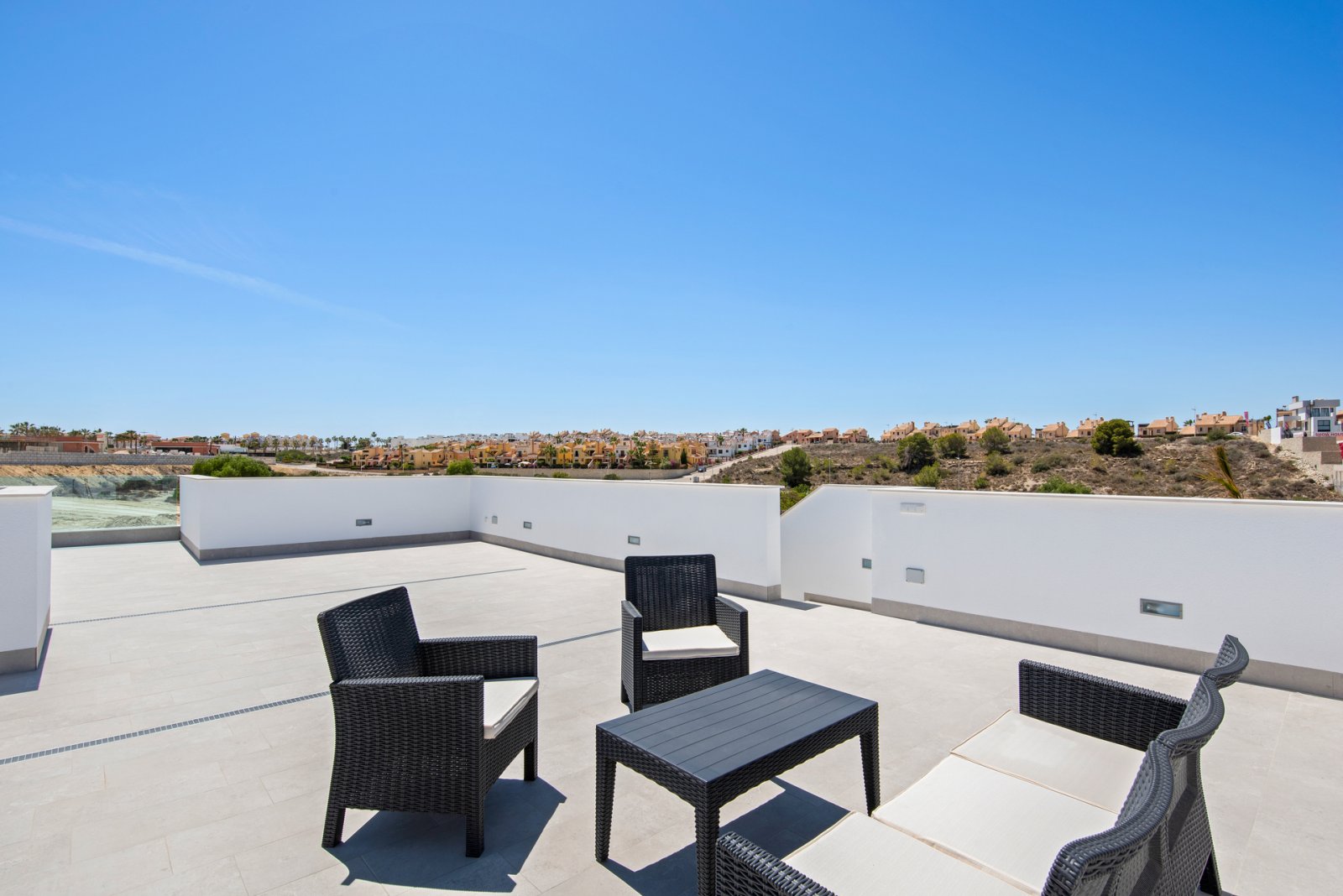  In der charmanten Ortschaft Algorfa gelegen, bietet diese exklusive Sammlung von 44 freistehenden Häusern eine privilegierte Umgebung für diejenigen,