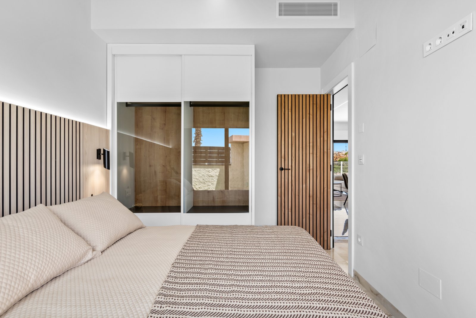  In der charmanten Ortschaft Algorfa gelegen, bietet diese exklusive Sammlung von 44 freistehenden Häusern eine privilegierte Umgebung für diejenigen,