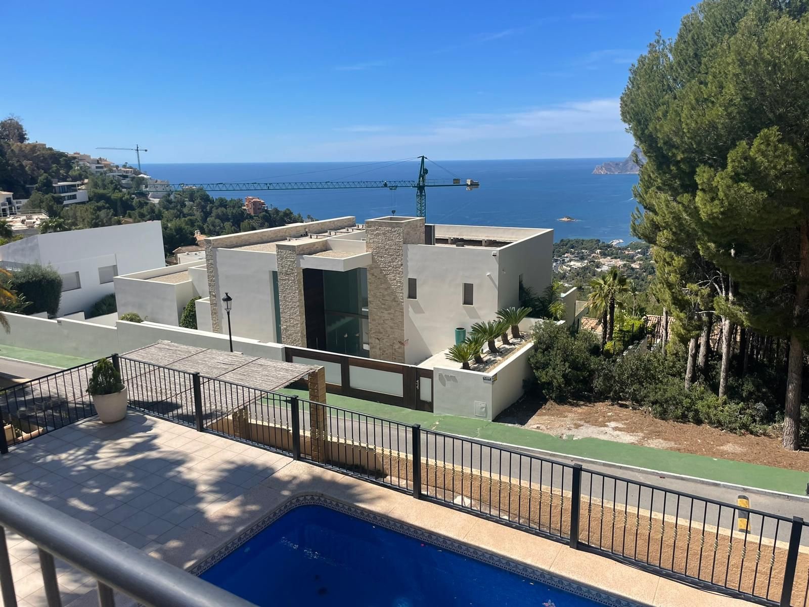  In der schönen Ortschaft Altea gelegen, bietet diese exklusive Villa ein einzigartiges Wohnerlebnis mit beeindruckendem Meerblick. Entworfen für diej