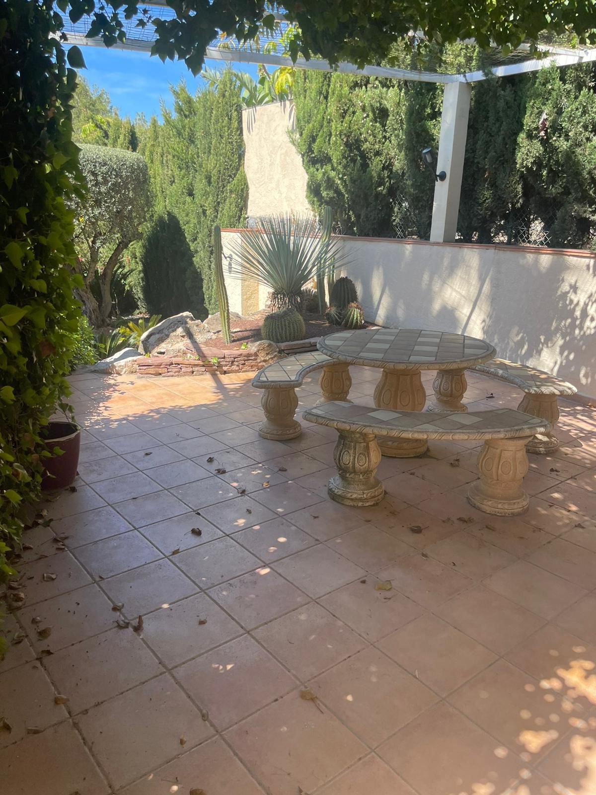  In der schönen Ortschaft Altea gelegen, bietet diese exklusive Villa ein einzigartiges Wohnerlebnis mit beeindruckendem Meerblick. Entworfen für diej