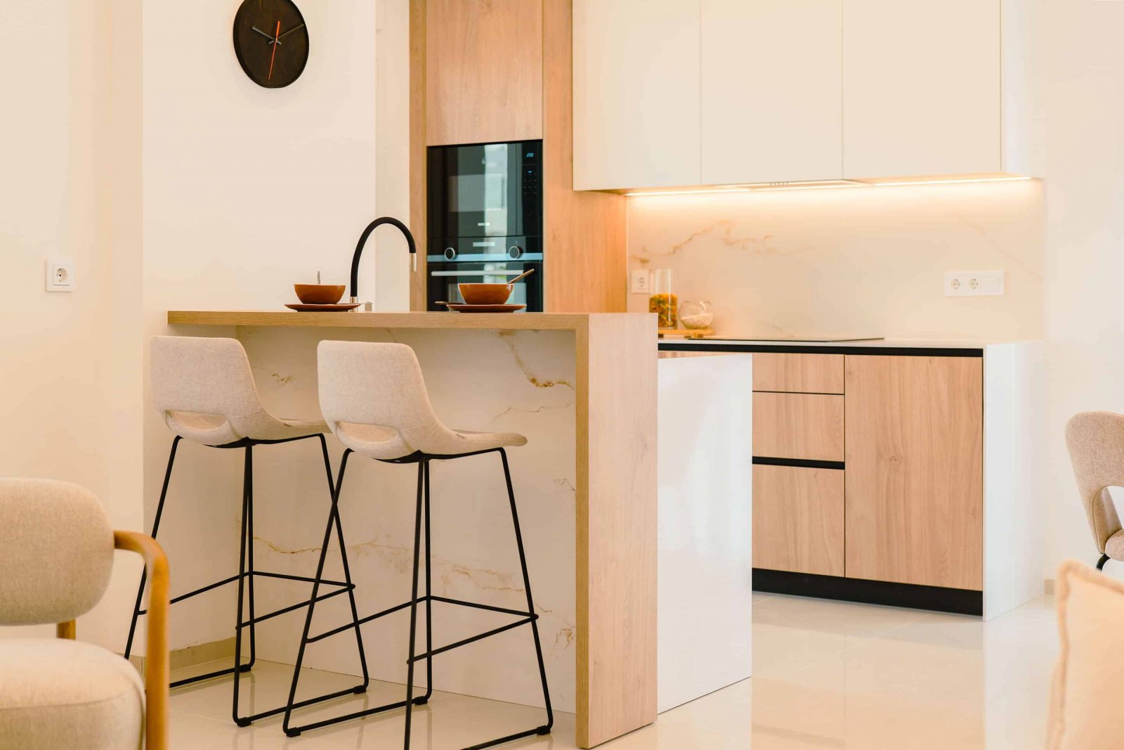  In der charmanten Stadt Rojales gelegen, bietet diese Wohnanlage eine Auswahl von 18 Bungalows, aufgeteilt in High-Bungalow- und Low-Bungalow-Optione