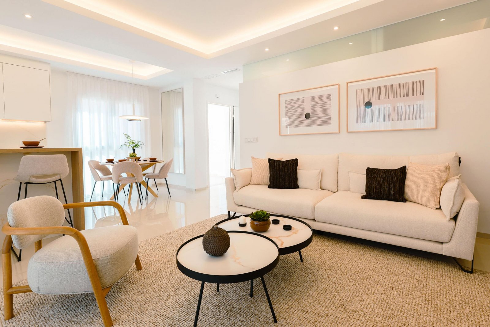  In der charmanten Stadt Rojales gelegen, bietet diese Wohnanlage eine Auswahl von 18 Bungalows, aufgeteilt in High-Bungalow- und Low-Bungalow-Optione