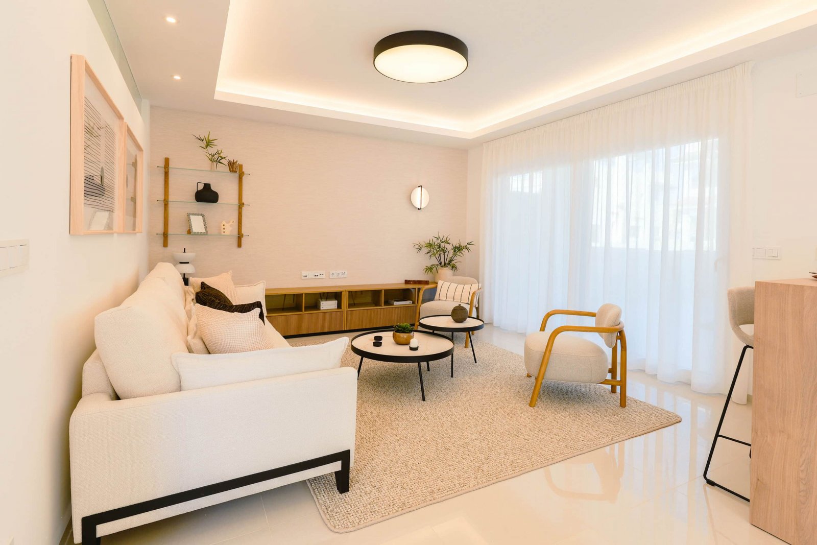  In der charmanten Stadt Rojales gelegen, bietet diese Wohnanlage eine Auswahl von 18 Bungalows, aufgeteilt in High-Bungalow- und Low-Bungalow-Optione