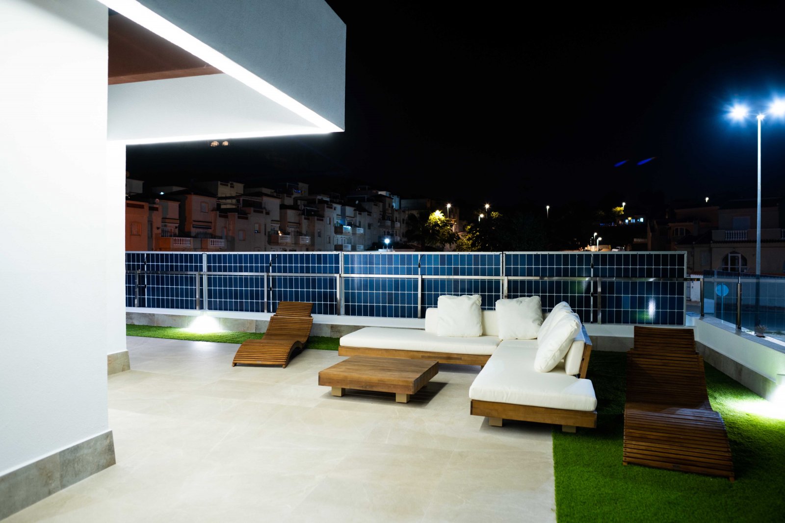  In der charmanten Ciudad Quesada gelegen, bietet diese exklusive Sammlung von 8 Reihenhäusern eine ideale Wohnumgebung für diejenigen, die ein modern