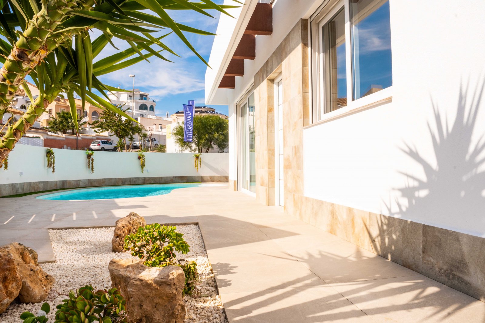  In der charmanten Ciudad Quesada gelegen, bietet diese exklusive Sammlung von 8 Reihenhäusern eine ideale Wohnumgebung für diejenigen, die ein modern