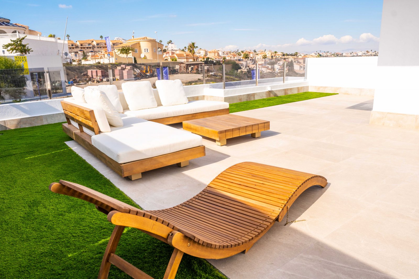  In der charmanten Ciudad Quesada gelegen, bietet diese exklusive Sammlung von 8 Reihenhäusern eine ideale Wohnumgebung für diejenigen, die ein modern