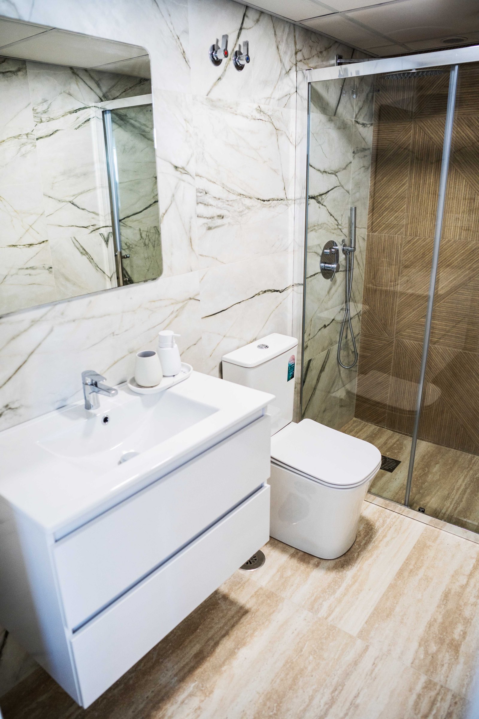  In der charmanten Ciudad Quesada gelegen, bietet diese exklusive Sammlung von 8 Reihenhäusern eine ideale Wohnumgebung für diejenigen, die ein modern