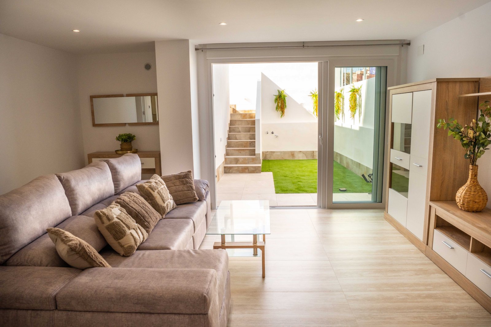  In der charmanten Ciudad Quesada gelegen, bietet diese exklusive Sammlung von 8 Reihenhäusern eine ideale Wohnumgebung für diejenigen, die ein modern