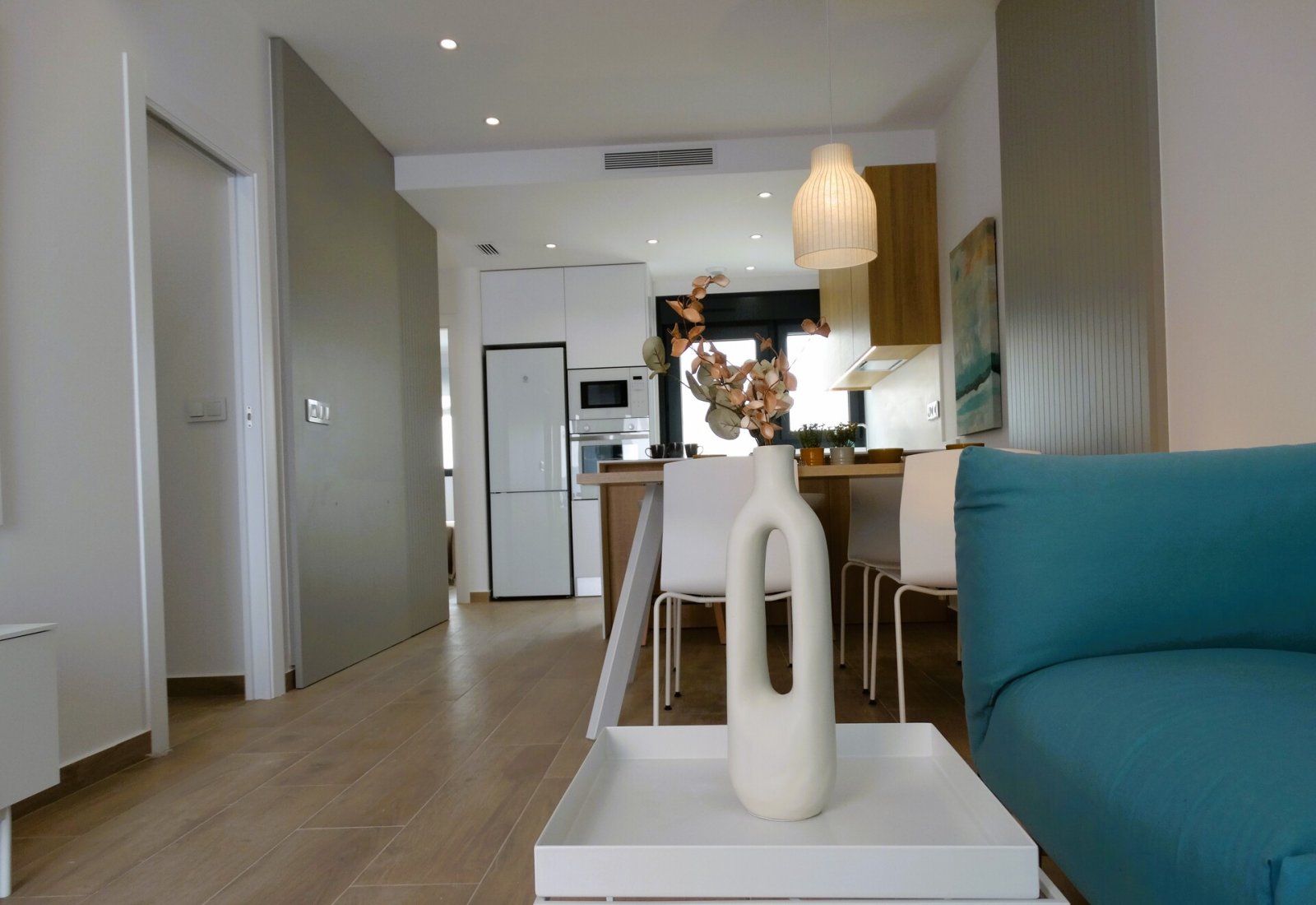  Im charmanten Ort Pilar de la Horadada gelegen, bietet diese Wohnanlage eine Auswahl von 28 Bungalows, die darauf ausgelegt sind, die Bedürfnisse der