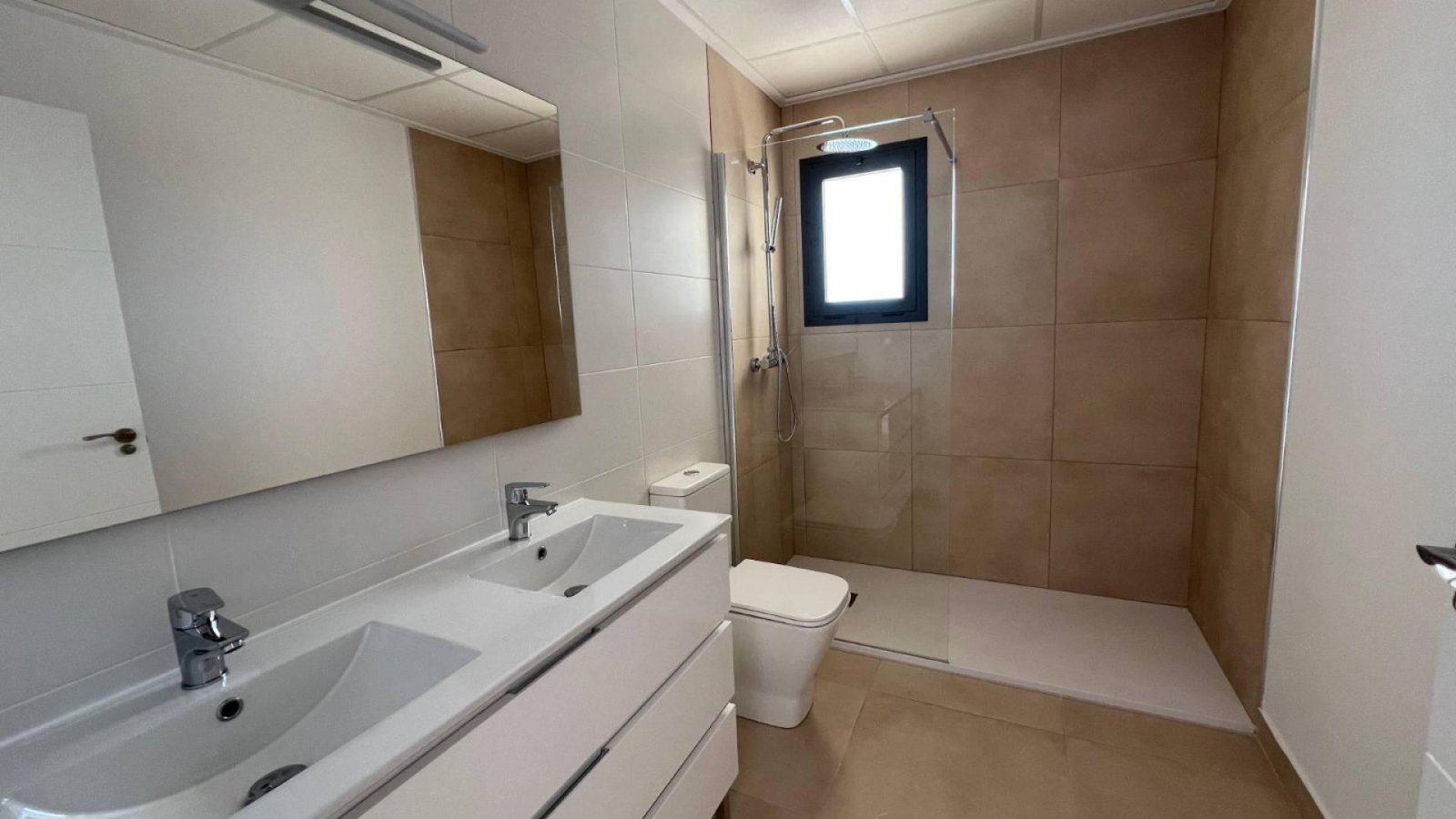  In der charmanten Umgebung von Torre del Rico gelegen, bietet dieses freistehende Chalet die perfekte Kombination aus Privatsphäre und Komfort. Entwo