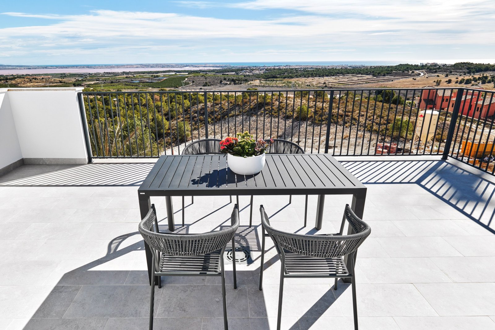 In der charmanten Umgebung von San Miguel de Salinas gelegen, bietet dieser exklusive Wohnkomplex 24 Immobilien, die für diejenigen entworfen wurden,