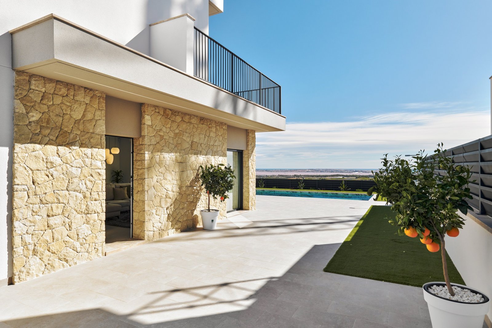 In der charmanten Umgebung von San Miguel de Salinas gelegen, bietet dieser exklusive Wohnkomplex 24 Immobilien, die für diejenigen entworfen wurden,