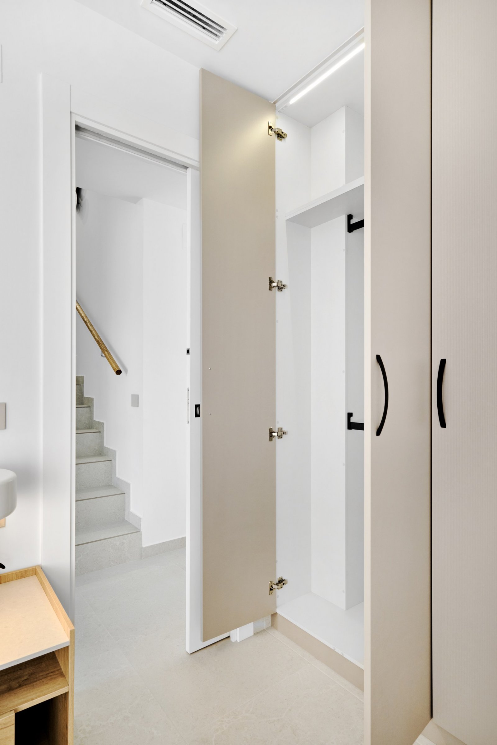 In der charmanten Umgebung von San Miguel de Salinas gelegen, bietet dieser exklusive Wohnkomplex 24 Immobilien, die für diejenigen entworfen wurden,