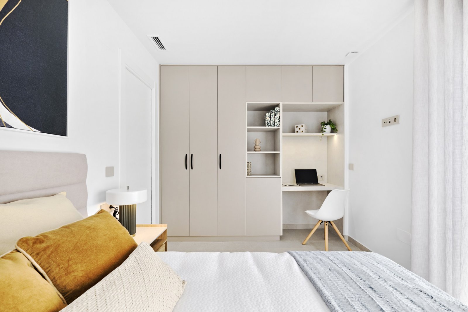 In der charmanten Umgebung von San Miguel de Salinas gelegen, bietet dieser exklusive Wohnkomplex 24 Immobilien, die für diejenigen entworfen wurden,