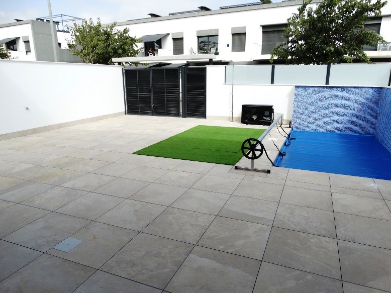  In der charmanten Ortschaft Pilar de la Horadada gelegen, bietet diese exklusive Sammlung von Reihenhäusern eine einzigartige Gelegenheit, eine privi