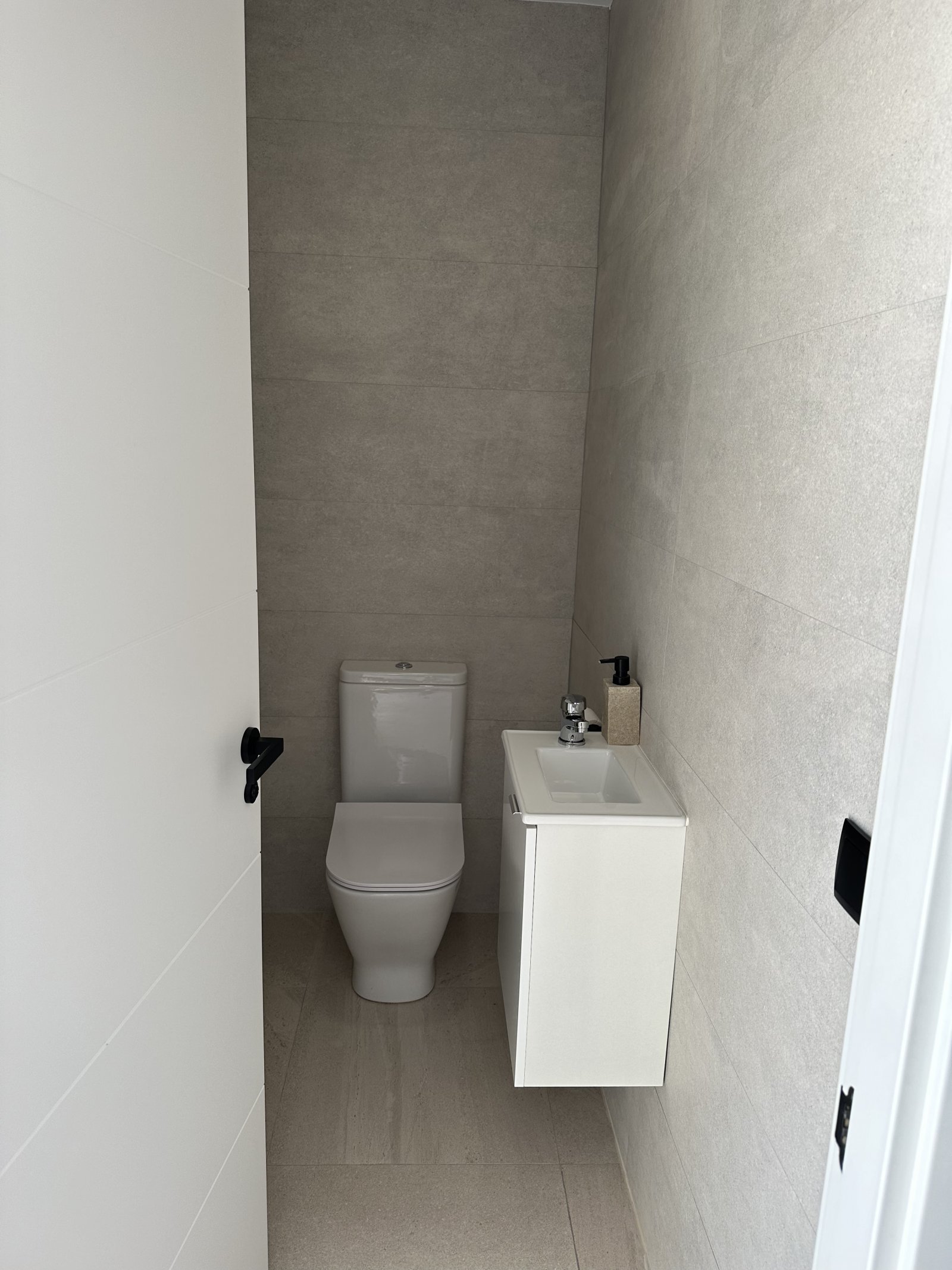  In der charmanten Ortschaft Pinoso gelegen, bietet diese exklusive Sammlung von 13 Einfamilienhäusern eine ideale Umgebung für diejenigen, die Ruhe u