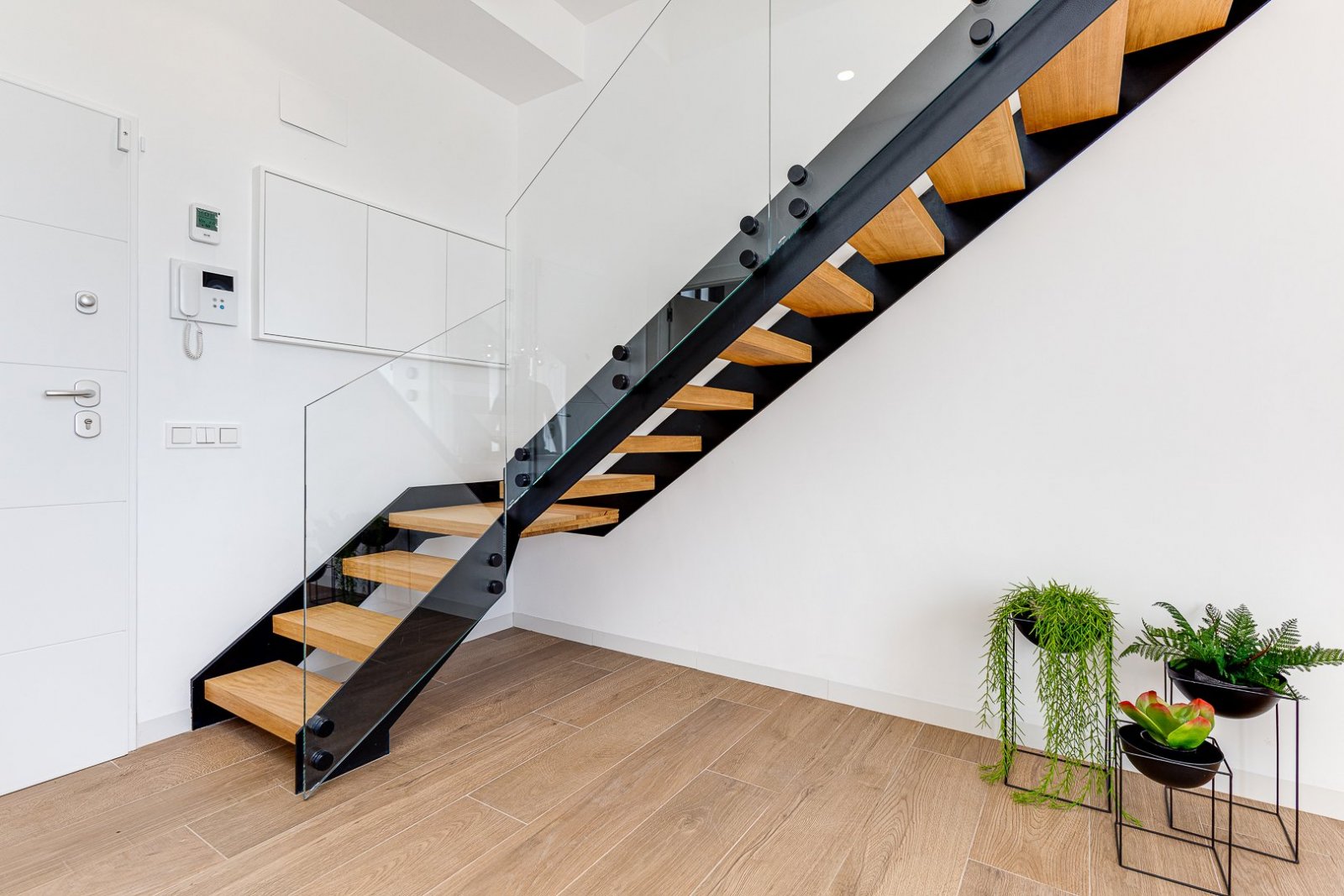  Diese exklusive Sammlung von 7 freistehenden Häusern befindet sich im charmanten Ort Finestrat und bietet eine privilegierte Umgebung nur 5 km vom Me