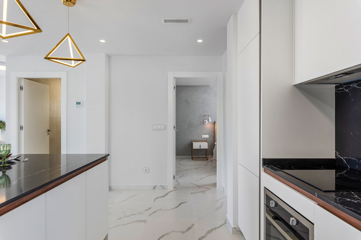  In der charmanten Ortschaft San Miguel de Salinas gelegen, bietet dieser exklusive Wohnkomplex eine Auswahl von 8 Bungalows, aufgeteilt in High-Bunga