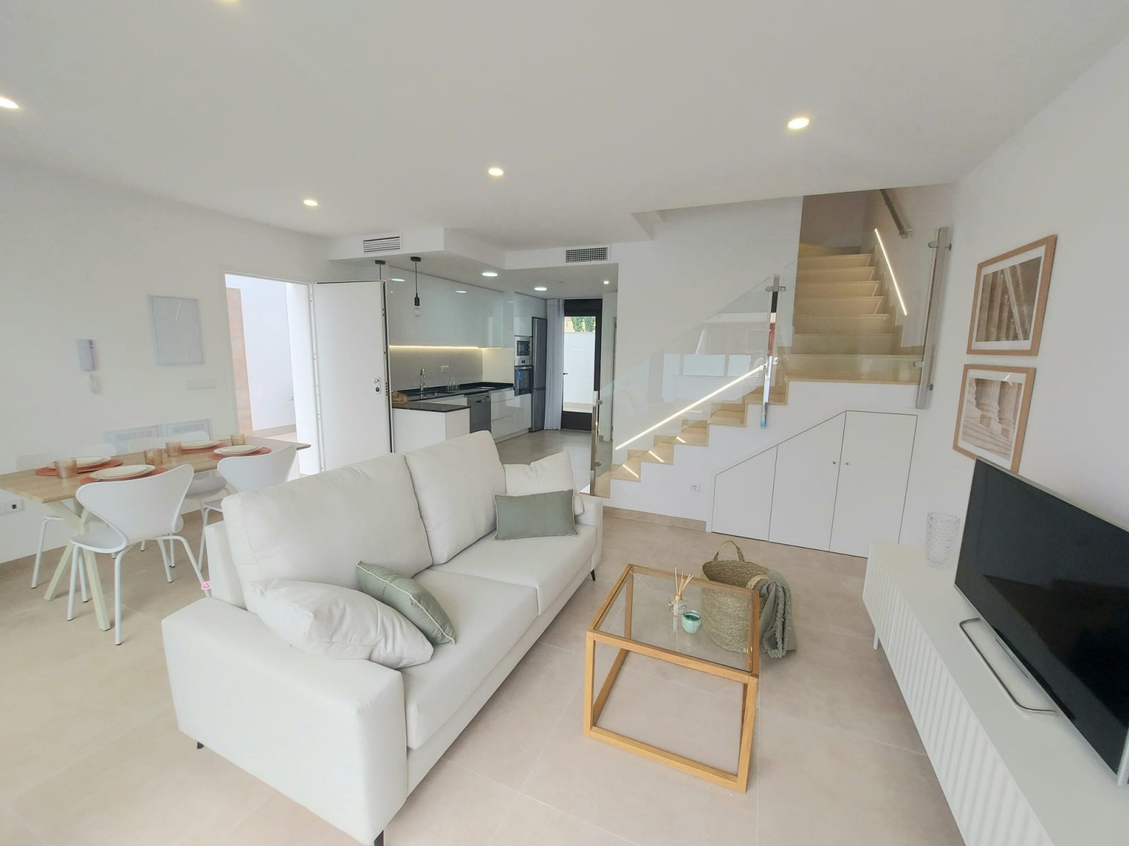  In der ruhigen Ortschaft Las Esperanzas gelegen, bietet diese Wohnanlage eine Auswahl an Häusern, die sich an verschiedene Lebensstile anpassen. Mit 