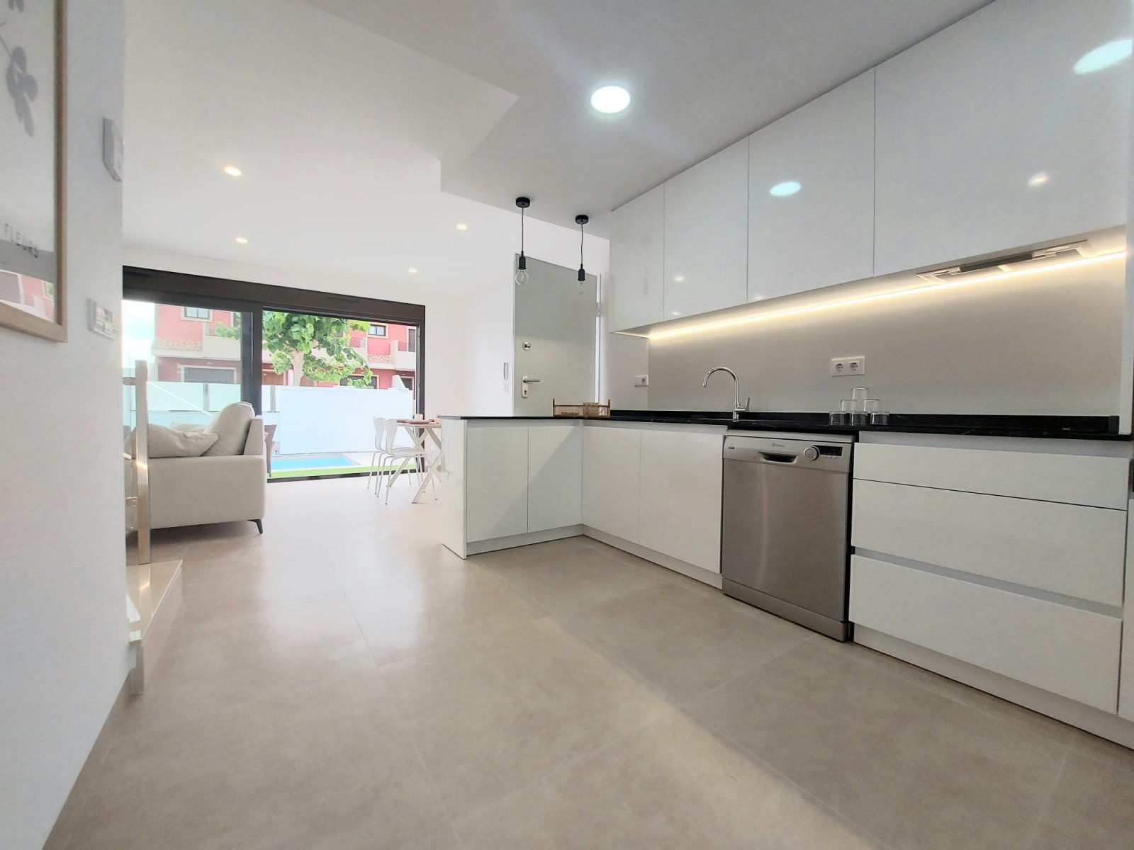  In der ruhigen Ortschaft Las Esperanzas gelegen, bietet diese Wohnanlage eine Auswahl an Häusern, die sich an verschiedene Lebensstile anpassen. Mit 