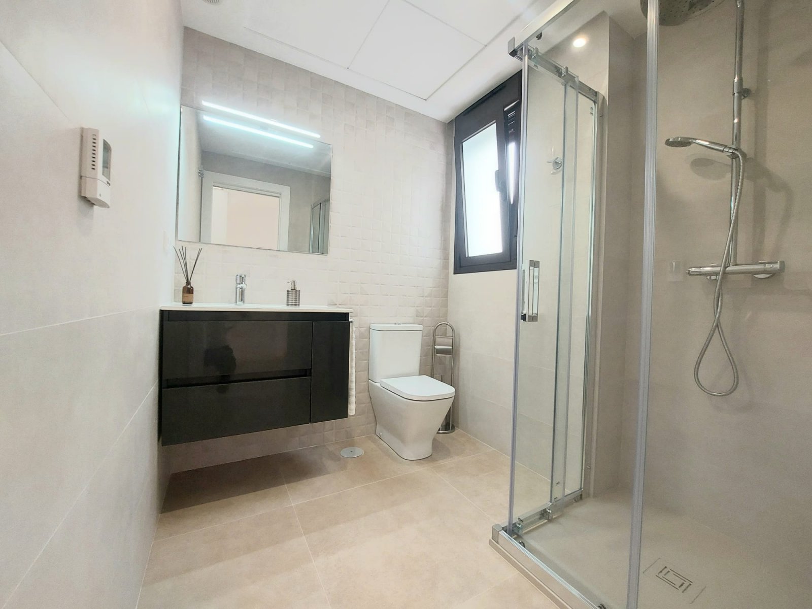  In der ruhigen Ortschaft Las Esperanzas gelegen, bietet diese Wohnanlage eine Auswahl an Häusern, die sich an verschiedene Lebensstile anpassen. Mit 